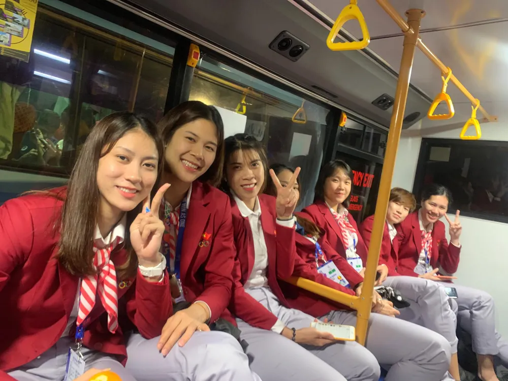 Chân dài bóng chuyền Việt Nam diện vest dự khai mạc SEA Games 30 ảnh 4