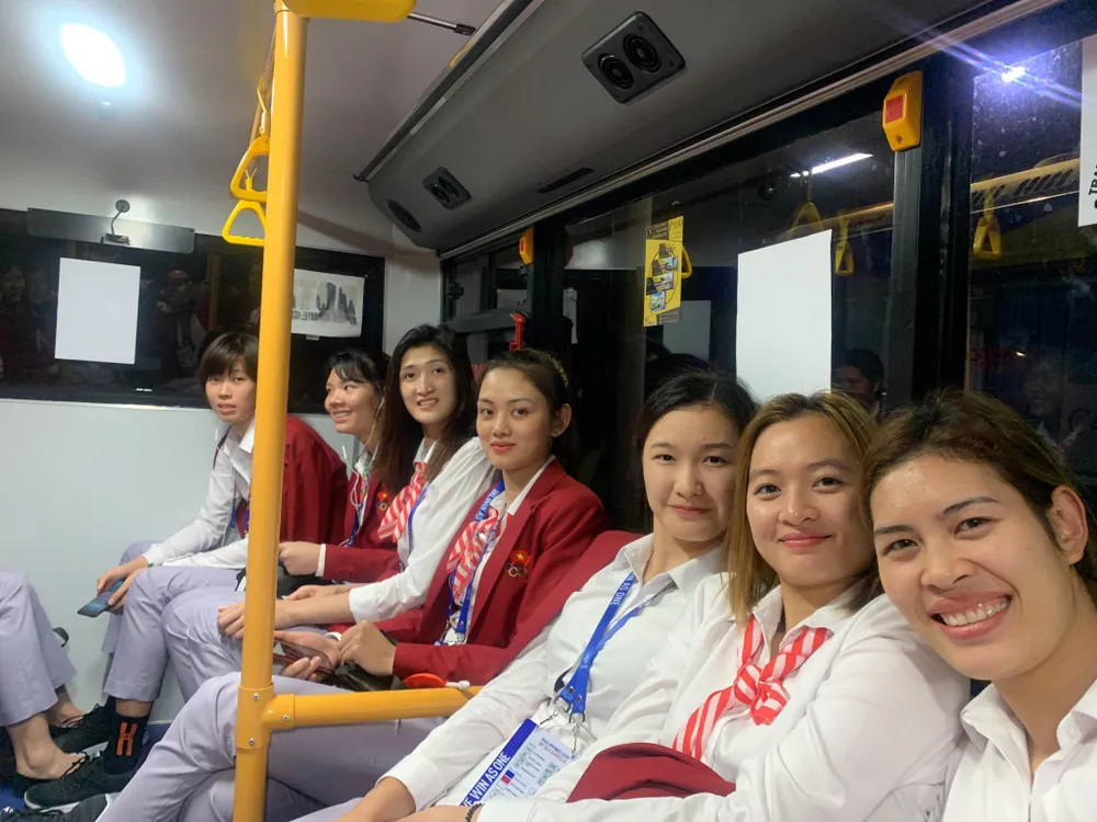 Chân dài bóng chuyền Việt Nam diện vest dự khai mạc SEA Games 30 ảnh 5