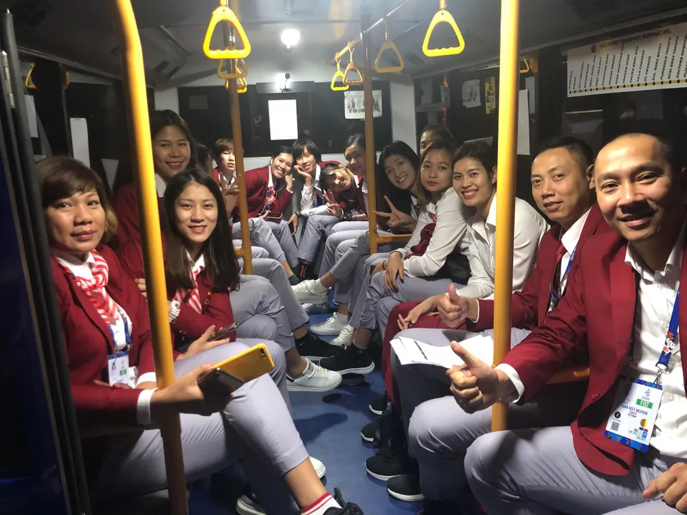 Chân dài bóng chuyền Việt Nam diện vest dự khai mạc SEA Games 30 ảnh 6