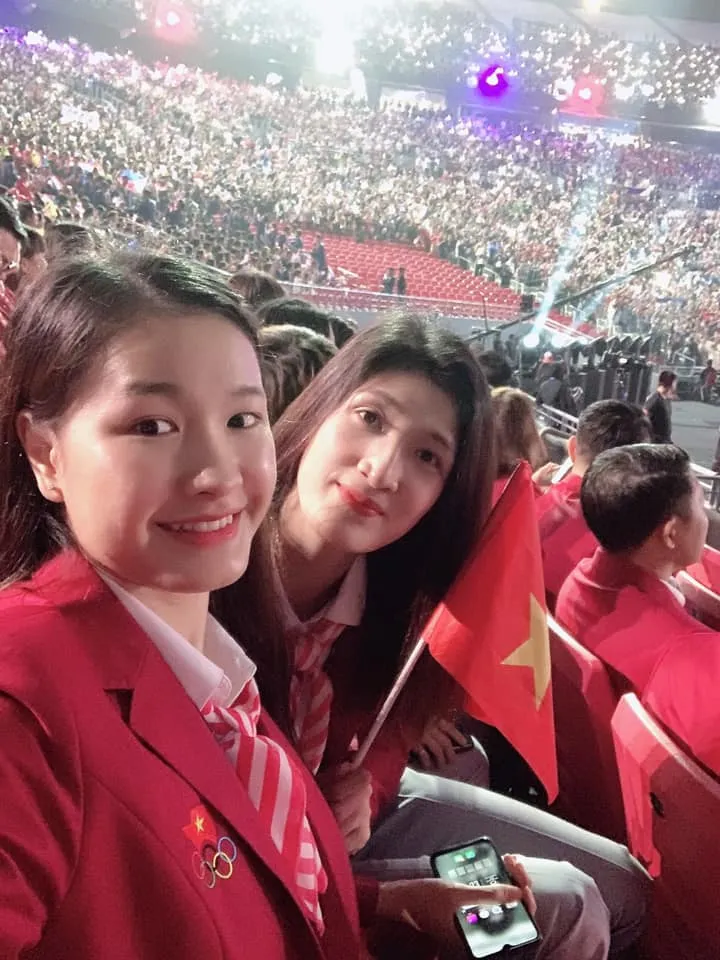 Chân dài bóng chuyền Việt Nam diện vest dự khai mạc SEA Games 30 ảnh 1