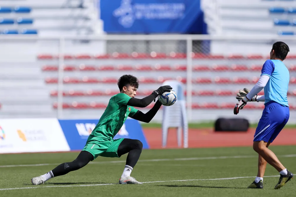 Thủ thành Bùi Tiến Dũng miệt mài luyện công chờ quyết đấu U22 Thái Lan ảnh 1