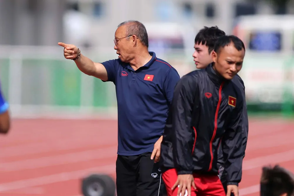 Hà Đức Chinh bị thầy Park 'tuýt còi' trong buổi tập ảnh 2