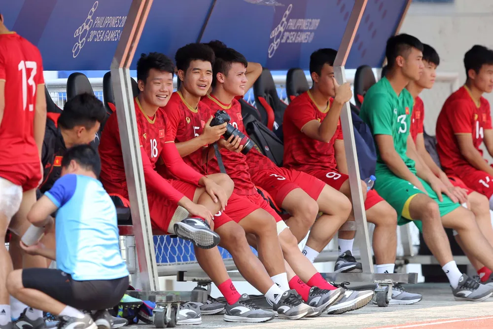 Hà Đức Chinh bị thầy Park 'tuýt còi' trong buổi tập vì không tập trung. Ảnh: Dũng Phương