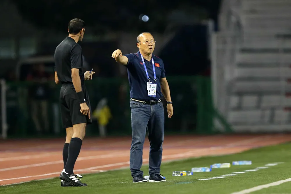Nhận thẻ vàng, HLV Park Hang Seo vẫn muốn ăn thua với trọng tài ảnh 6