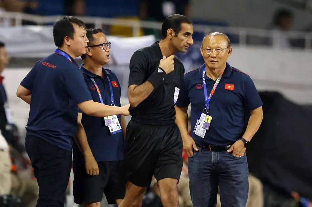 Nhận thẻ vàng, HLV Park Hang Seo vẫn muốn ăn thua với trọng tài ảnh 7