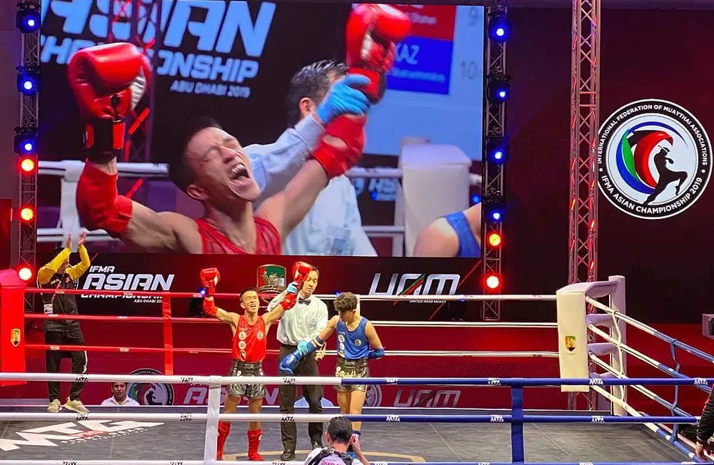 Khoảnh khắc võ sĩ Lê Hoàng Đức đăng quang ngôi vô địch muay Châu Á. Ảnh: Nhật Anh