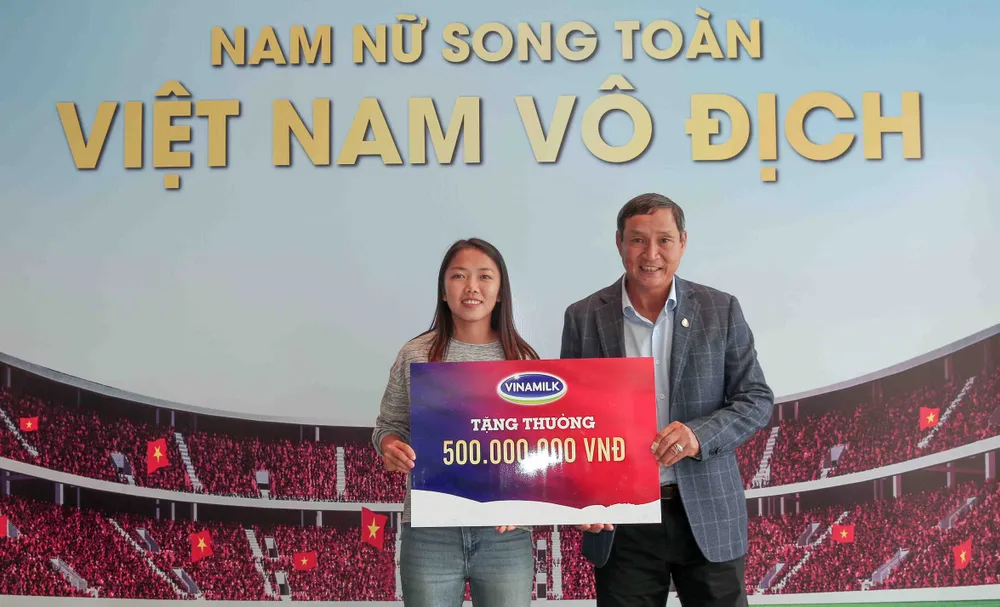  Vinamilk trao thưởng trao thưởng thầy trò Mai Đức Chung với chiếc HCV SEA Games 30. Ảnh: Dũng Phương