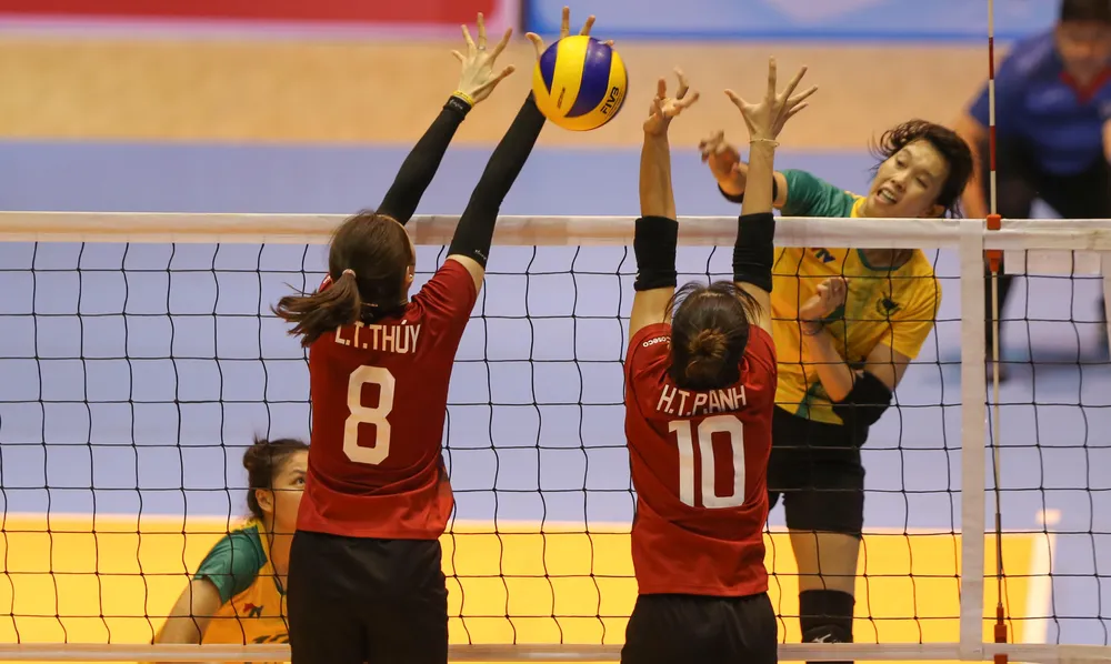 Thanh Thuý (áo vàng) trong pha lên lưới trong trận đấu trước Ngân Hàng Công Thương. Ảnh: Dũng Phương