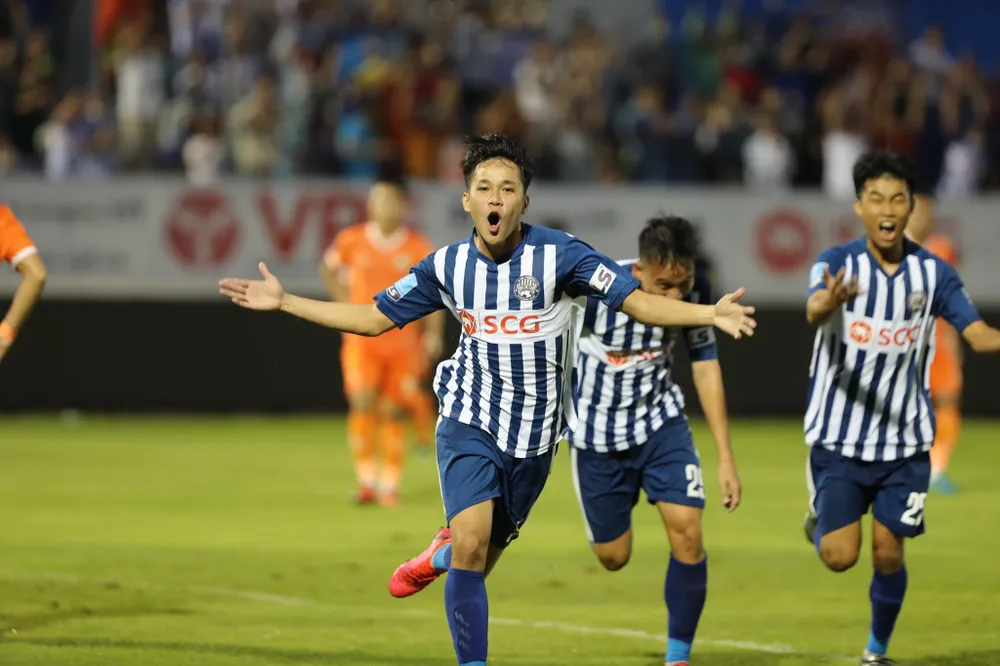 Khoảnh khắc chiến thắng của thầy trò HLV Trần Minh Chiến ảnh 5