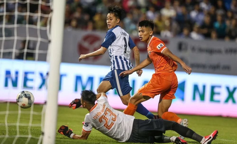 Khoảnh khắc chiến thắng của thầy trò HLV Trần Minh Chiến ảnh 4