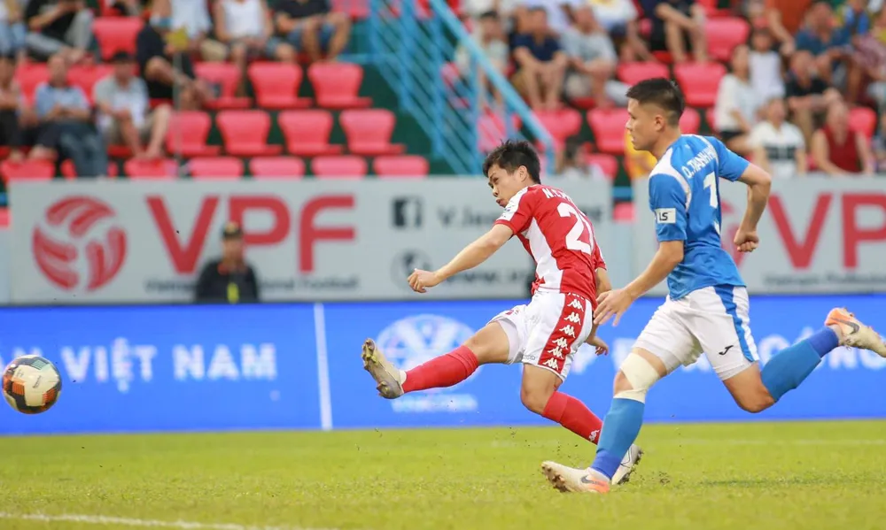 Tiền đạo Công Phượng liên tục ghi bàn giúp CLB TPHCM tạm dẫn đầu bảng tổng sắp. Ảnh: Minh Hoàng