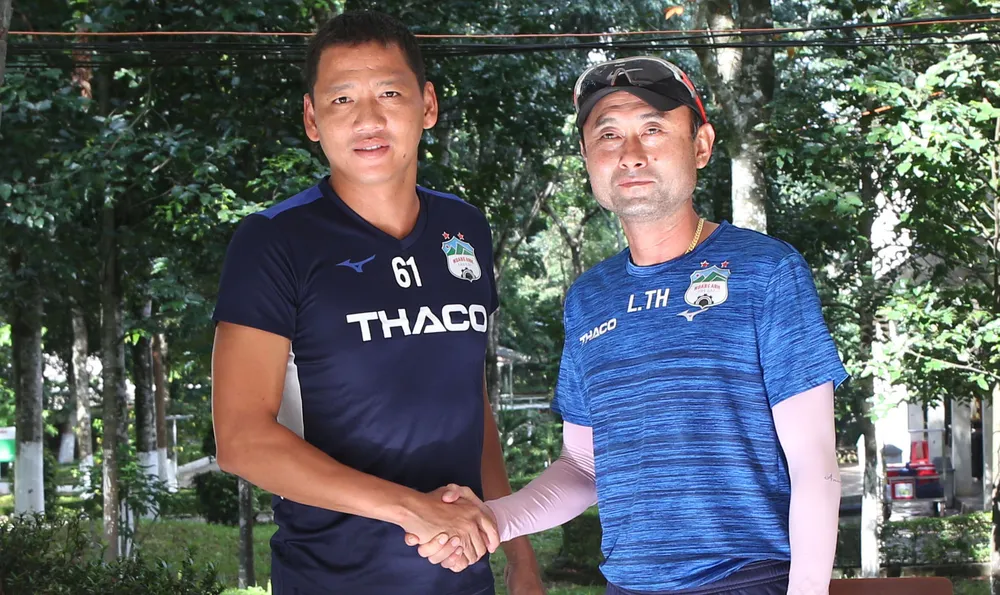 HLV Lee Tae-hoon và cầu thủ Anh Đức tại đại bản danh HAGL. Ảnh: MINH TRẦN