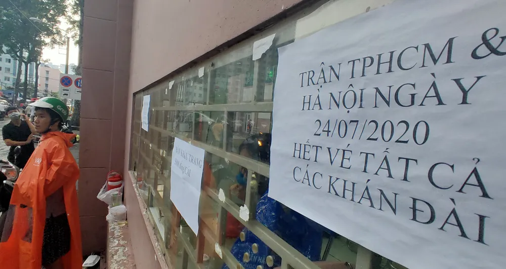 Quầy vé sân Thống Nhất chỉ bán khẩu trang và thông báo hết vé. Ảnh: Dũng Phương