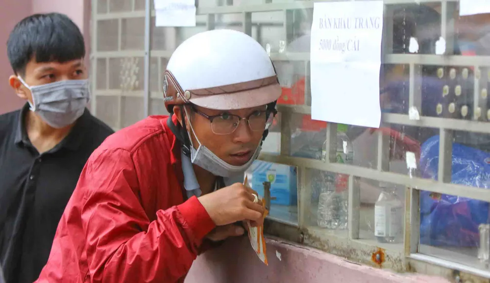 TPHCM – Hà Nội: Quyết “săn vé” trong trời mưa để xem sao tranh tài ​ ảnh 3