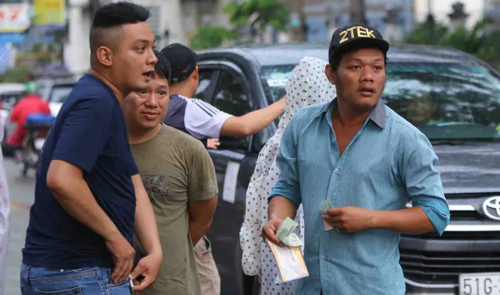 TPHCM – Hà Nội: Quyết “săn vé” trong trời mưa để xem sao tranh tài ​ ảnh 6