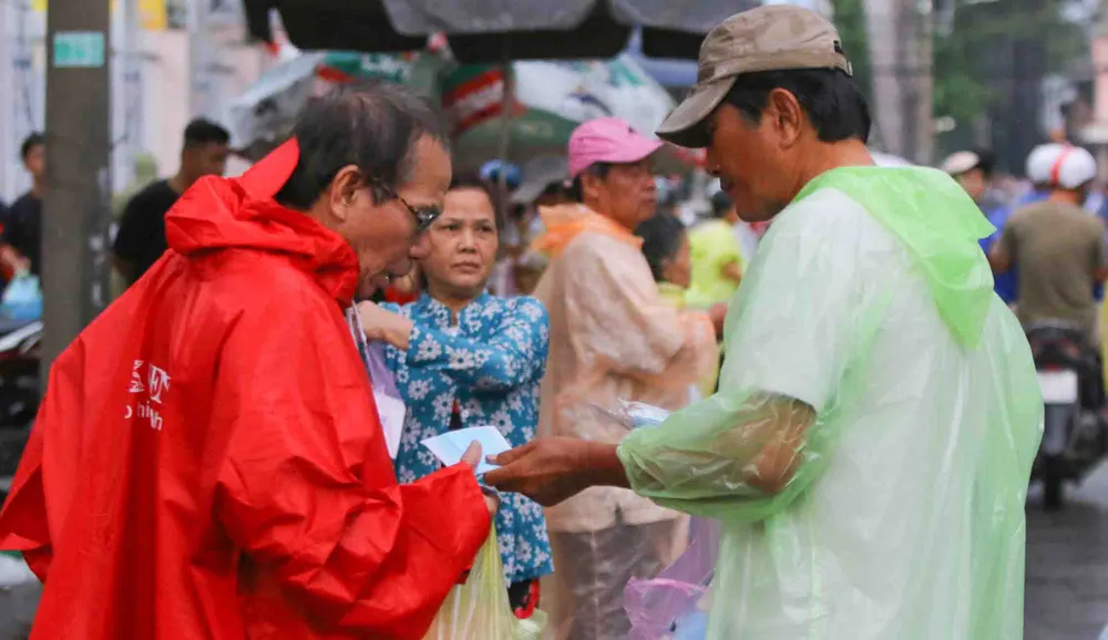 TPHCM – Hà Nội: Quyết “săn vé” trong trời mưa để xem sao tranh tài ​ ảnh 4