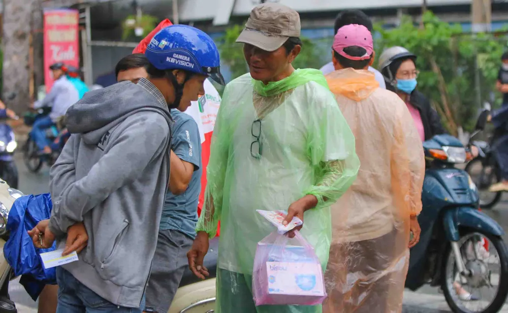 TPHCM – Hà Nội: Quyết “săn vé” trong trời mưa để xem sao tranh tài ​ ảnh 7