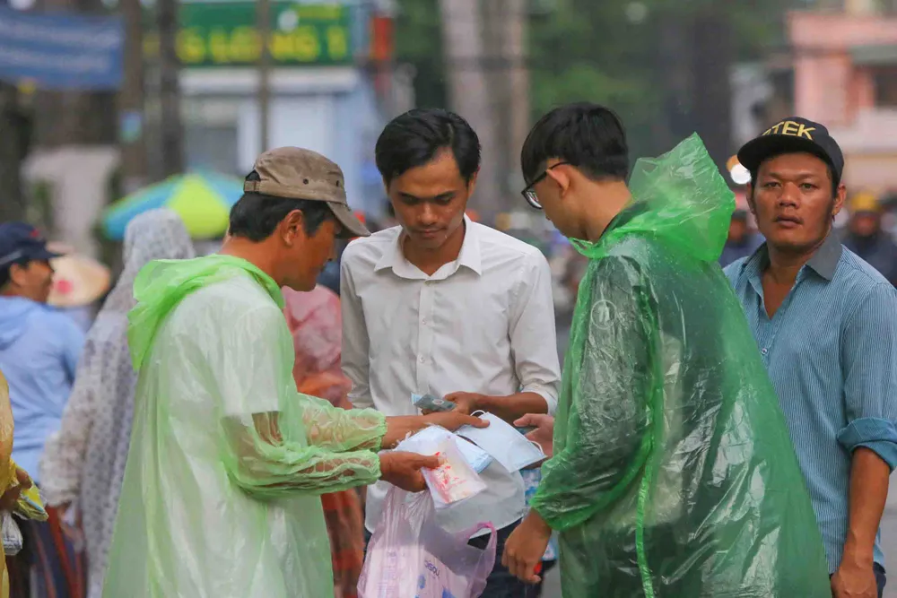TPHCM – Hà Nội: Quyết “săn vé” trong trời mưa để xem sao tranh tài ​ ảnh 9