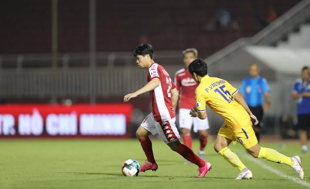 Những pha đảo người của Công Phượng luôn làm Phùng Văn nhiên trở tay không kịp. Ảnh: Dũng Phương