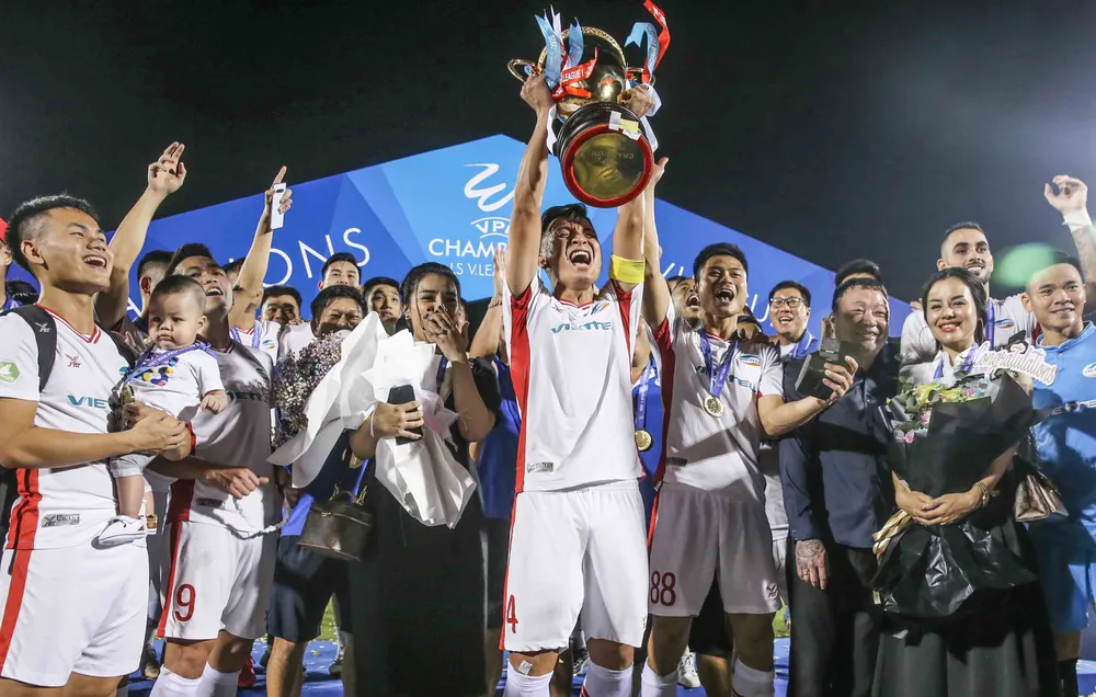 Bùi Tiến Dũng nâng cúp vô địch trên sân Thống Nhất. Ảnh: Dũng Phương