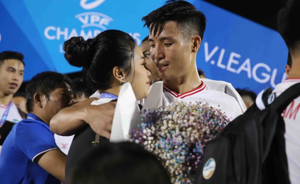 Đội trưởng Bùi Tiến Dũng cầu hôn bạn gái Khánh Linh trong đêm Viettel vô địch V-League ảnh 2