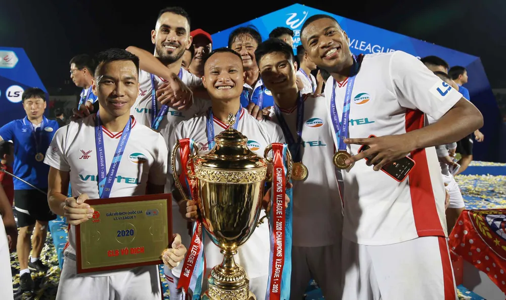 Những khoảnh khắc đẹp của đội bóng Viettel khi nâng cúp vô địch mùa bóng 2020 ảnh 8