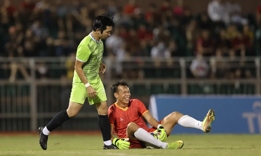 Quả bóng Vàng Việt Nam cùng nhau tiếp lửa yêu thương đến đồng bào miền Trung ảnh 3