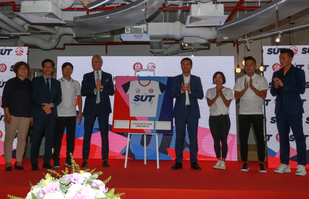 Bóng đá trẻ Việt Nam tiếp cận cách huấn luyện chuyên nghiệp từ giải ngoại hạng Anh ảnh 1