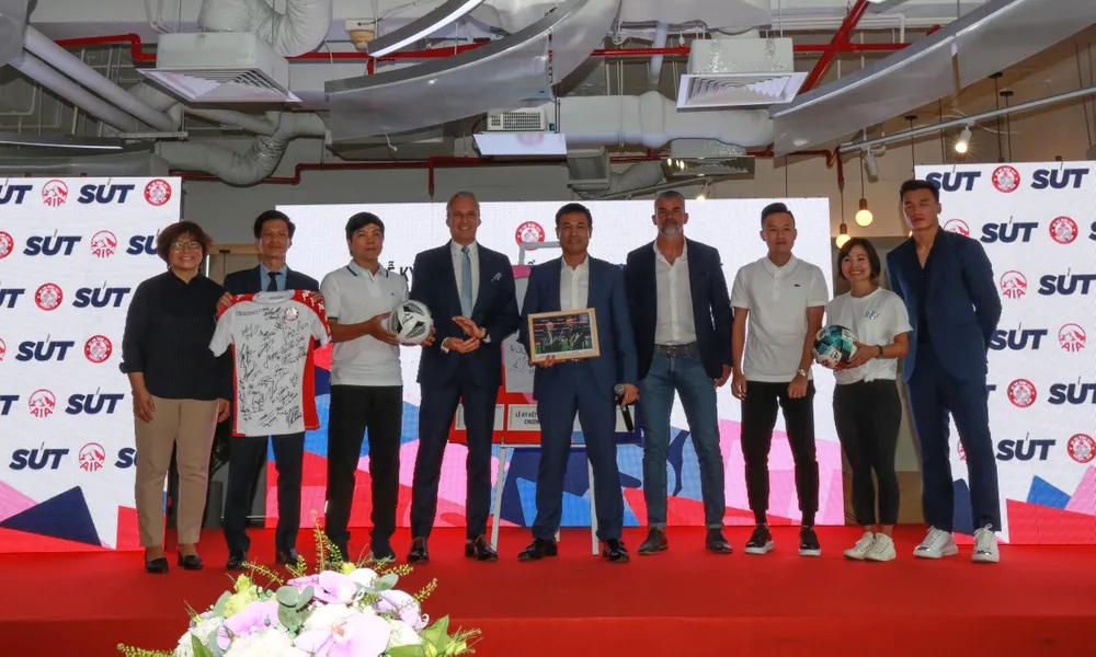 Lãnh đạo CLV TPHCM và Cty AIA trong buổi lễ ký kết. Ảnh: Dũng Phương