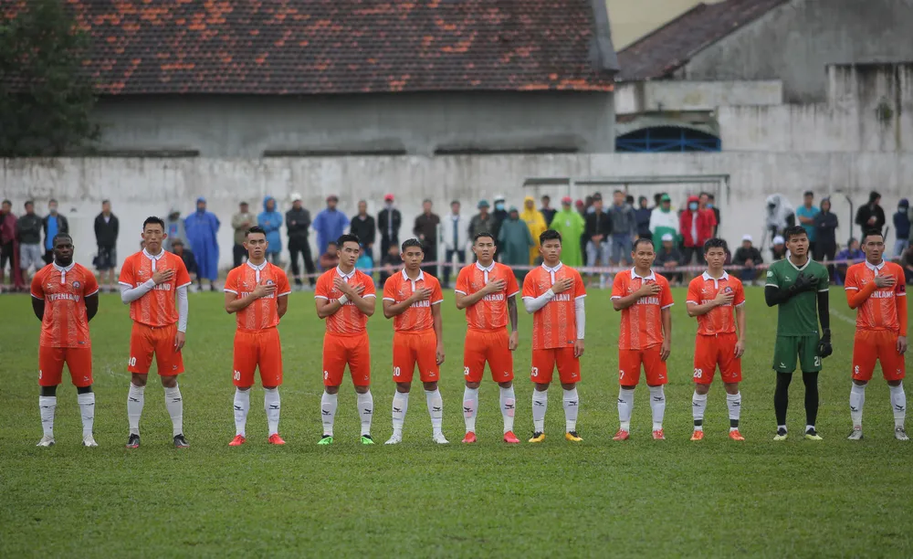  Khán giả Bình Định đội mưa xem đội nhà thi đấu giao hữu ảnh 2