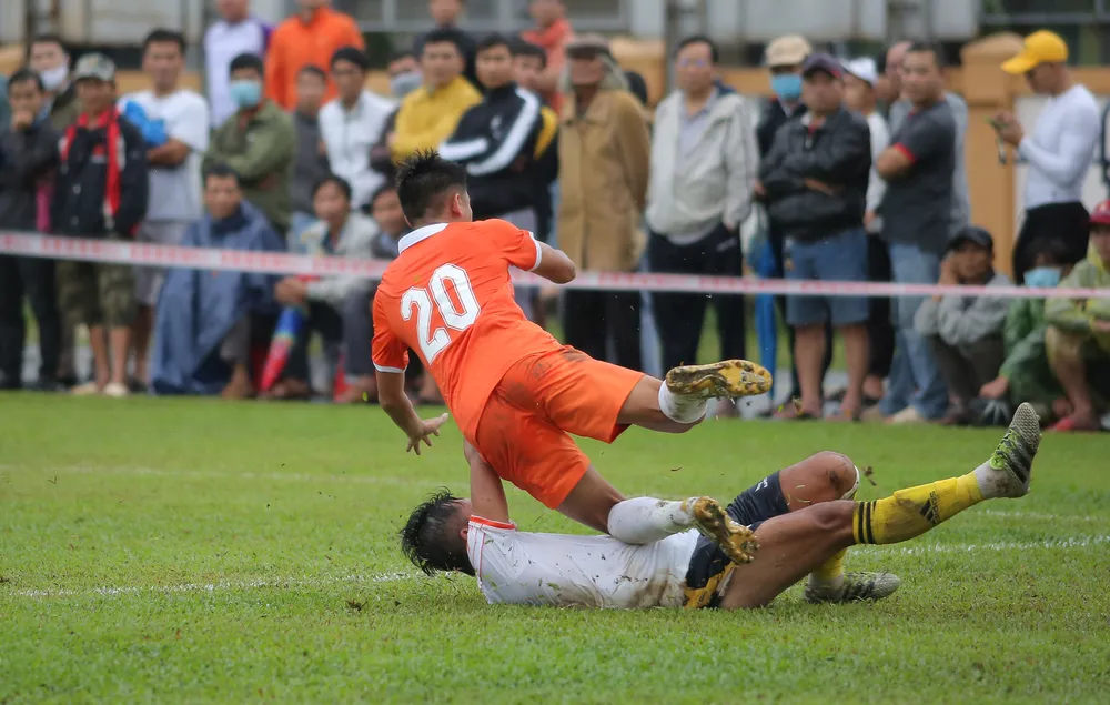  Khán giả Bình Định đội mưa xem đội nhà thi đấu giao hữu ảnh 6