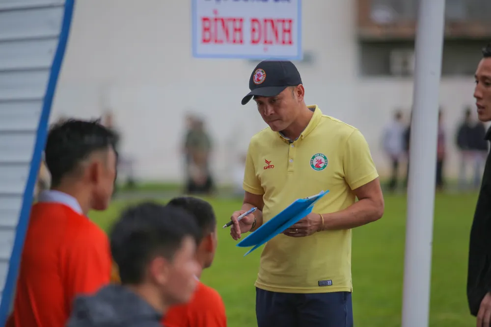  Khán giả Bình Định đội mưa xem đội nhà thi đấu giao hữu ảnh 8