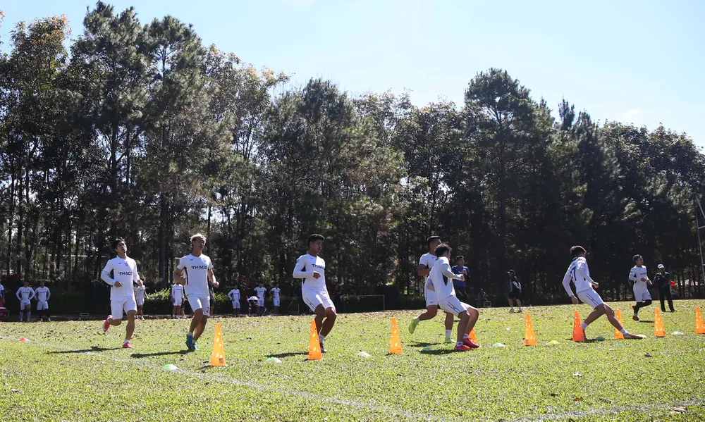  HLV Kiatisak tập buổi đầu tiên cùng HAGL tại đại bản doanh Hàm Rồng ảnh 6