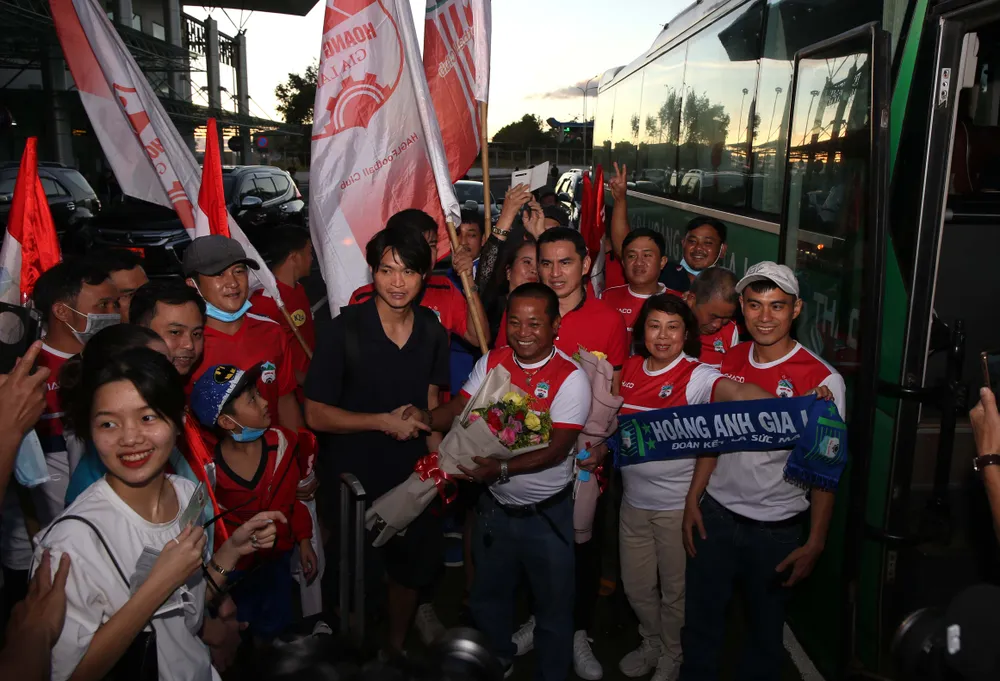  HLV Kiatisak tập buổi đầu tiên cùng HAGL tại đại bản doanh Hàm Rồng ảnh 3