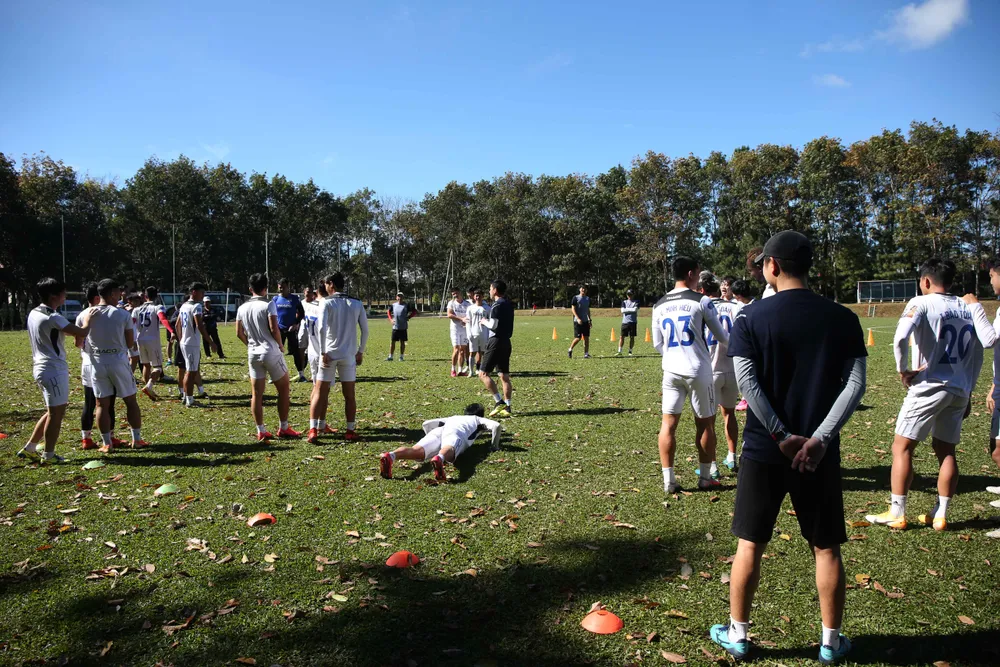  HLV Kiatisak tập buổi đầu tiên cùng HAGL tại đại bản doanh Hàm Rồng ảnh 5