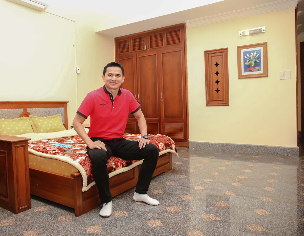  HLV Kiatisak tập buổi đầu tiên cùng HAGL tại đại bản doanh Hàm Rồng ảnh 2