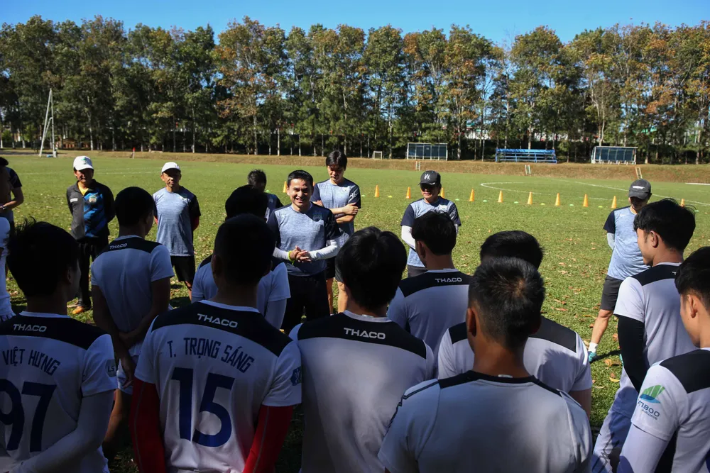  HLV Kiatisak tập buổi đầu tiên cùng HAGL tại đại bản doanh Hàm Rồng ảnh 4