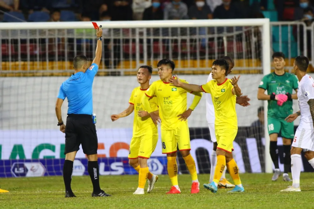  HLV Kiatisak dành tặng chiến thắng đầu tay cho khán giả Gia Lai ảnh 2