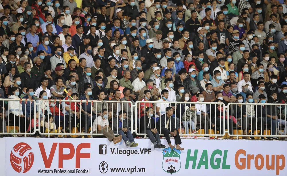  HLV Kiatisak dành tặng chiến thắng đầu tay cho khán giả Gia Lai ảnh 1