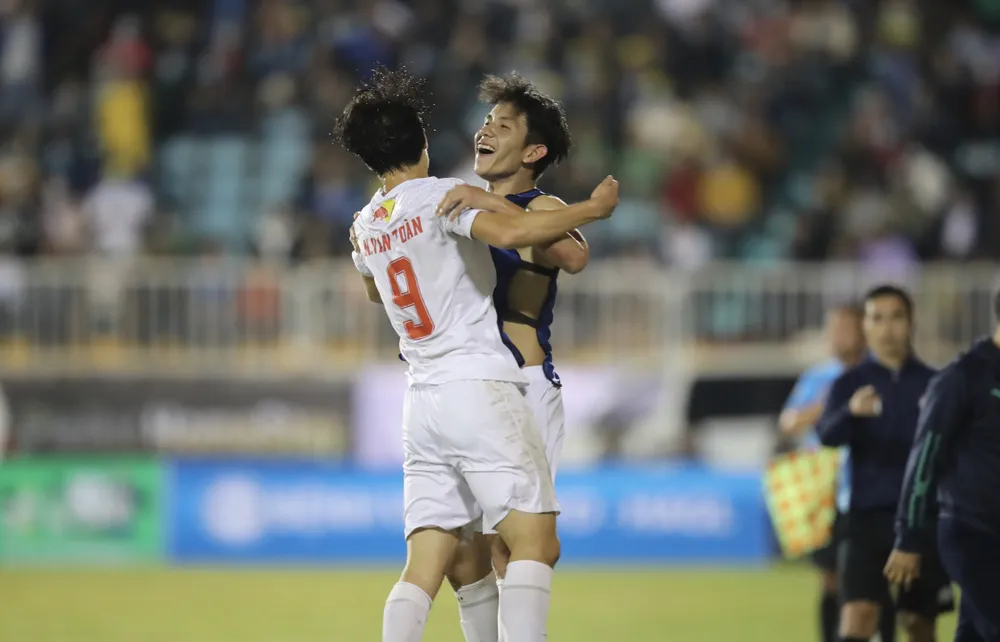  HLV Kiatisak dành tặng chiến thắng đầu tay cho khán giả Gia Lai ảnh 4