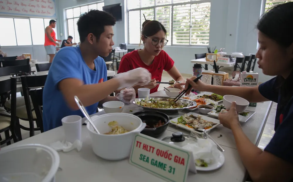 Em trai Ánh Viên “ăn như hổ” để có sức đoạt vàng tại SEA Games 31. Ảnh: DŨNG PHƯƠNG