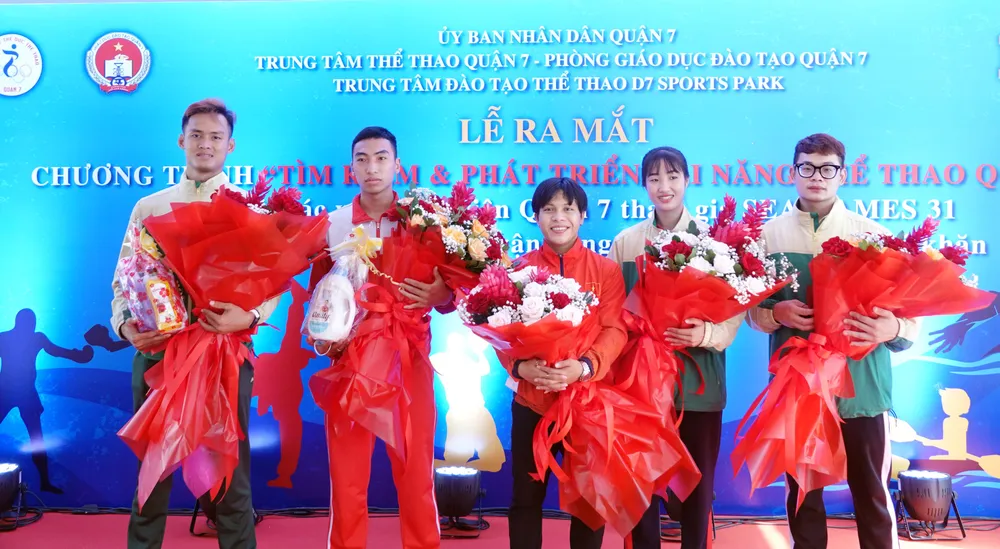 Các tuyển thủ tham dự SEA Games 31 thuộc Q7 trong buổi ra mắt chương trình tìm kiếm và phát triển tài năng thể thao. Ảnh: DŨNG PHƯƠNG