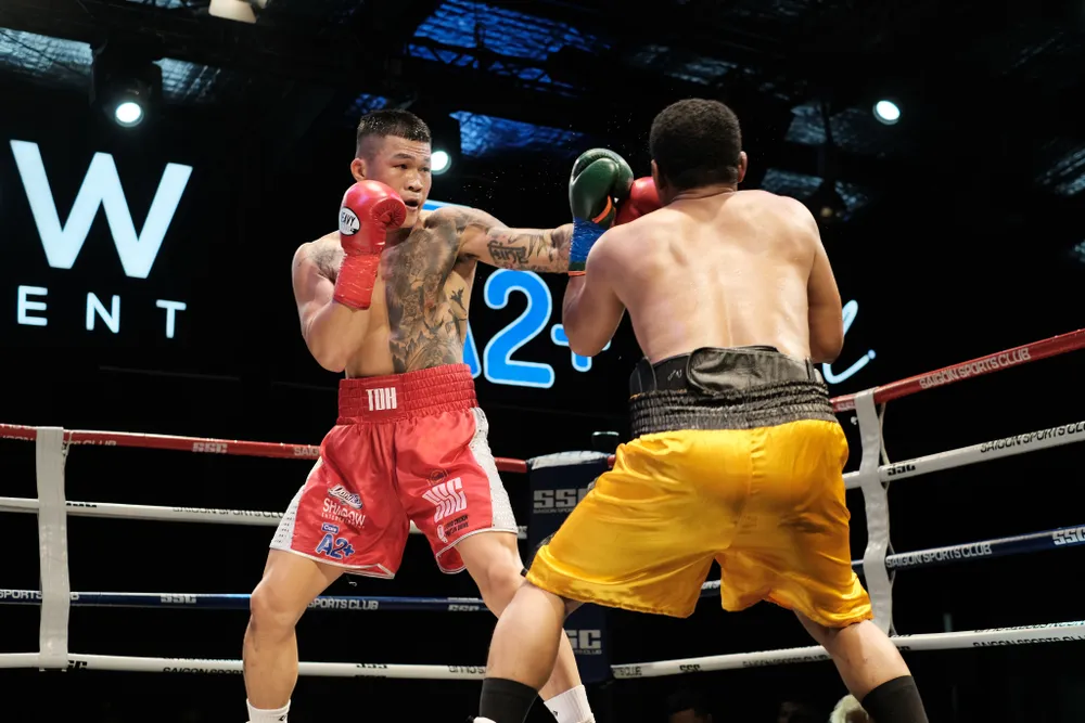 Trương Đình Hoàng thắng knock-out võ sĩ Indonesia trong ngày tái xuất ảnh 1
