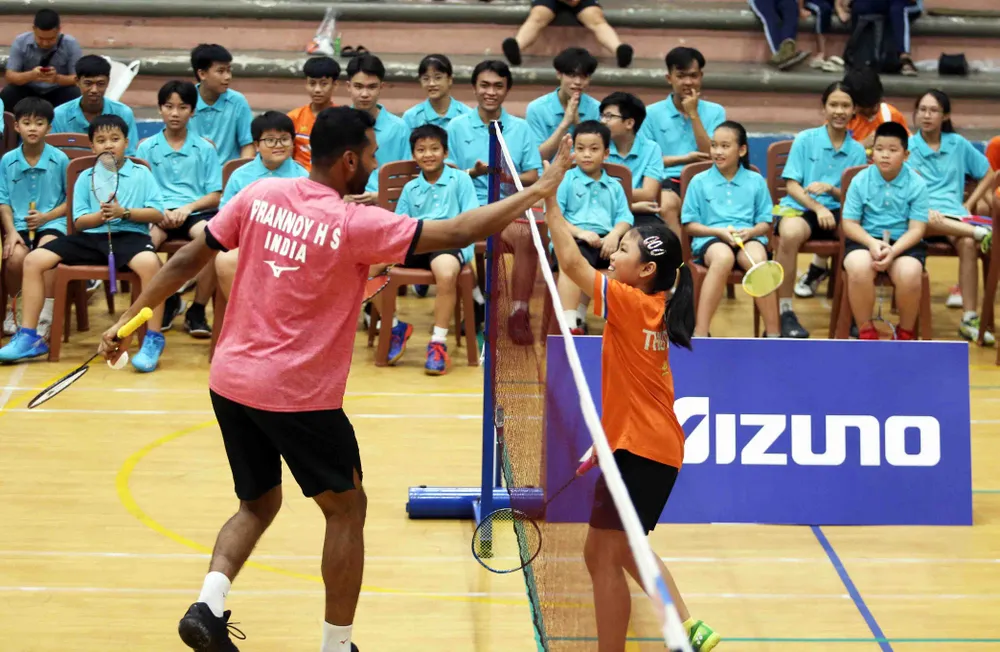 Tay vợt vô địch thế giới Prannoy H.S (Ấn Độ) giao lưu cùng tuyển trẻ cầu lông Thành phố Thủ Đức. Ảnhh: Dũng Phương