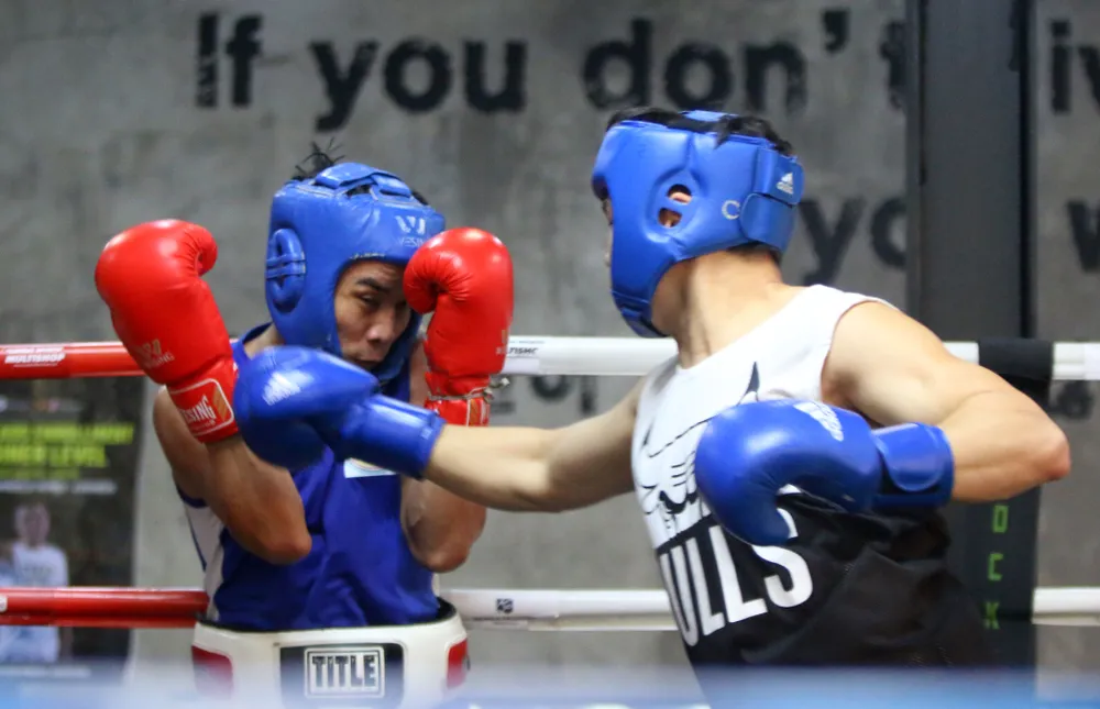  Võ sĩ Việt Nam (đỏ) đấu nảy lửa với nhà vô địch Hàn Quốc. Ảnhh: Dũng Phương
