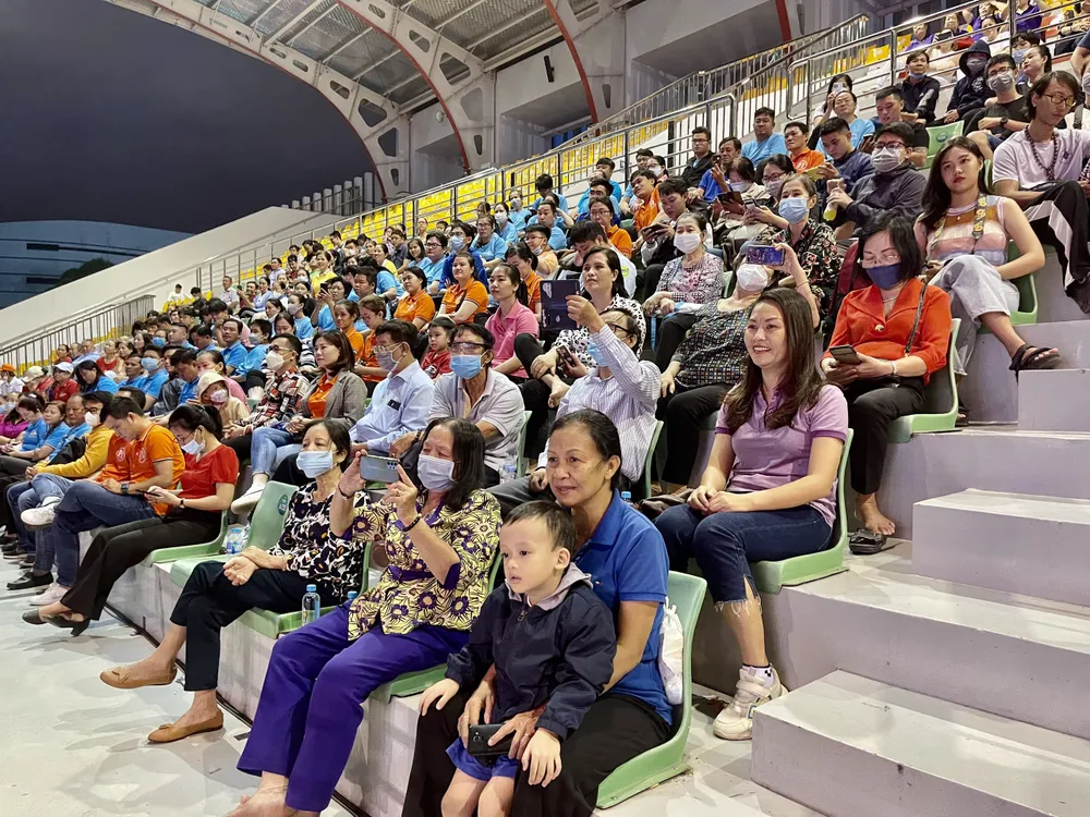 Khán giả thích thú với màn thi đấu căng thẳng và quyết liệt của các võ sĩ trên khán đài. Khán giả thích thú với màn thi đấu căng thẳng và quyết liệt của các võ sĩ trên khán đài.