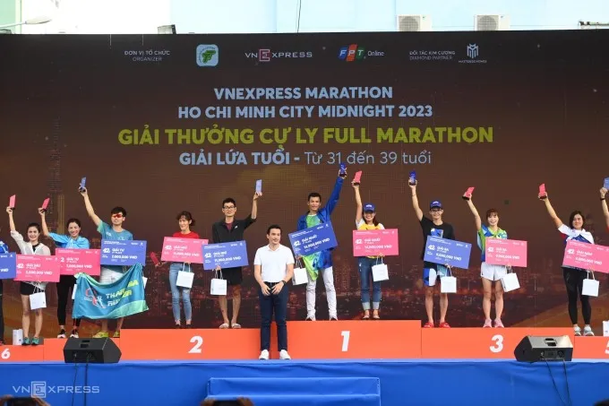 Ban tổ chức và lãnh đạo các Sở ban ngành trao giải cho các VĐV thắng chung cuộc 42km. Ban tổ chức và lãnh đạo các Sở ban ngành trao giải cho các VĐV thắng chung cuộc 42km.