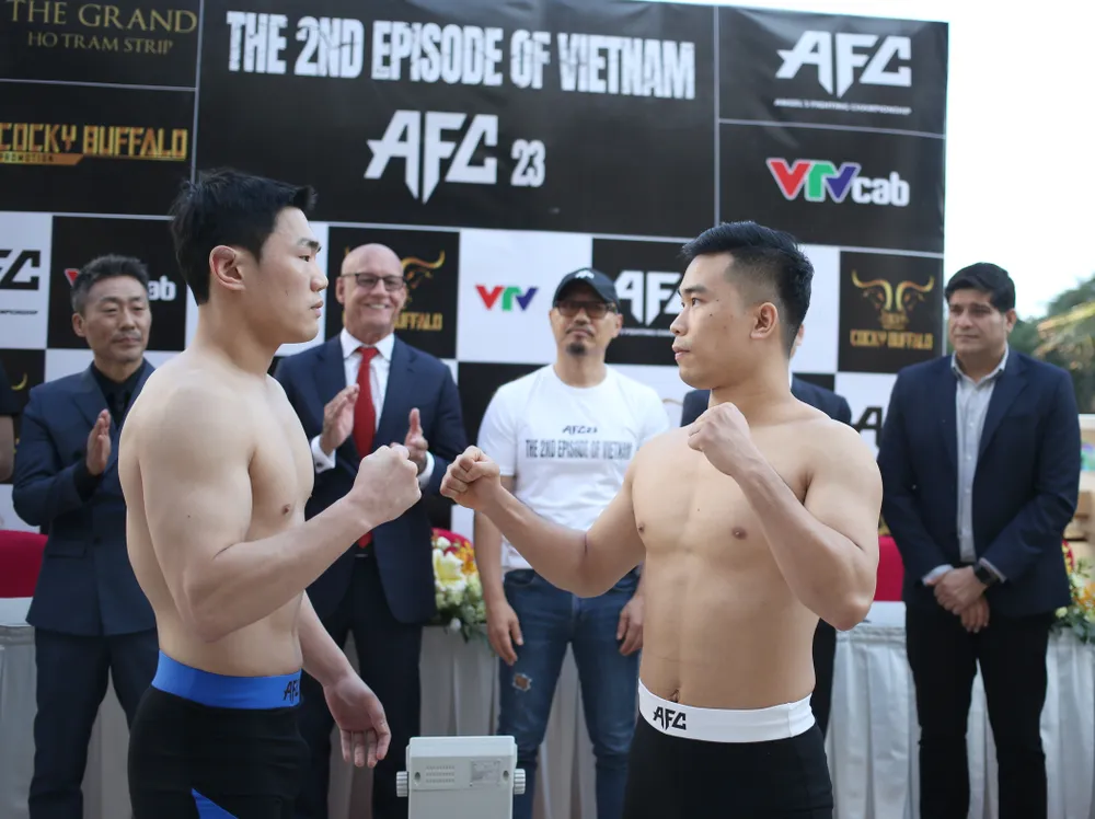 Hoàng-Nam Thắng (tráii) giáp-mặt Oh-Su-Hwan tại buổi kiểm tra cân nặng. Ảnhh: Quỳnh Mai 