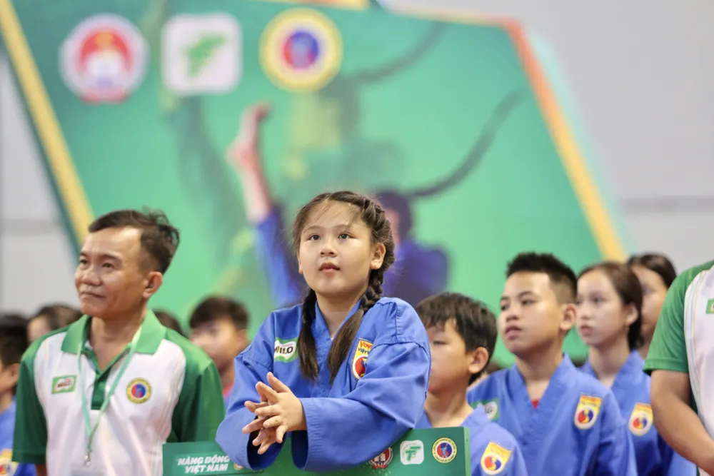 Các em học sinh các quận trong ngày đầu thi đấu giải.