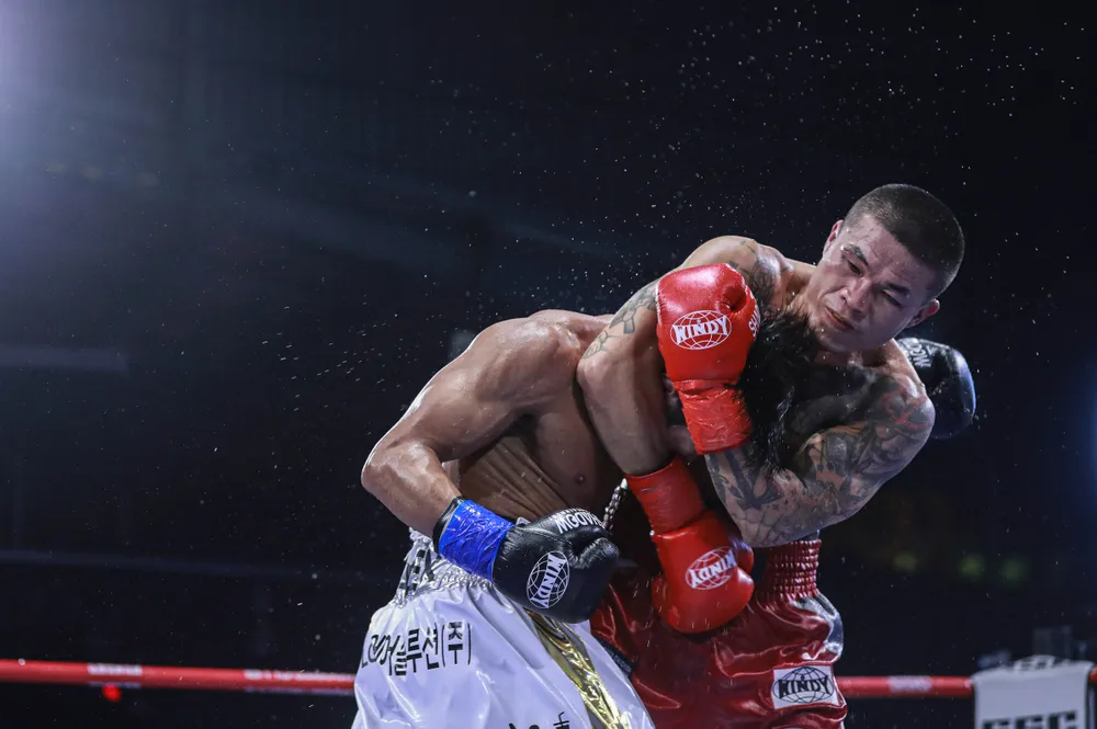 Trương Đình Hoàng (phải) vẫn giữ được thể lực tốt tới hết hiệp đấu thứ 12.